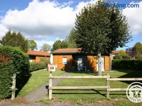 Chalet à Usson-en-Forez avec cheminée, animaux admis et terrasse - Image 1
