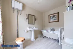 Historic 1601 Townhouse with Four Poster Bed & Garage Parking in Central Chichester for up to 8 Adults - Image 5