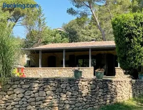 Charming house with terrace and wooded garden - Image 1