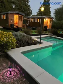 Roulotes de charme avec piscine chauffée et bain nordique à Uzès - Image 1