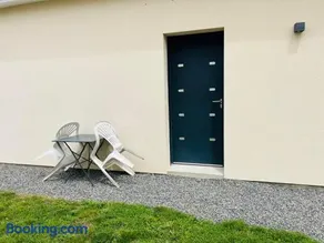 Logement indépendant avec ventilateur, frigo et micro-ondes - Image 1