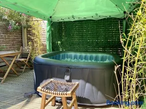Stylish Coastal Retreat with Hot Tub & Log Burner in Margate - Image 3