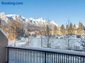 Incredible Mountain View Townhouse in DT Canmore w/ A/C & U/A Parking - Image 2