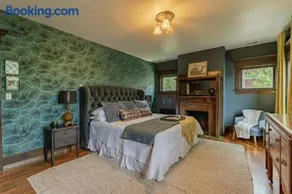 Akrons Werner House Historic 4 Bedroom Luxury - Image 2