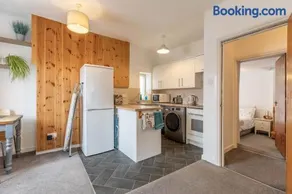 Charming Historic Stay - Cosy Flat with parking - Image 5