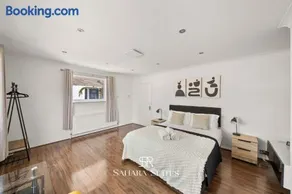 Spacious 4BR Reading House - Sleeps 8 - Free Parking - Image 2