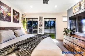King Suite with Private Ensuite - Image 3