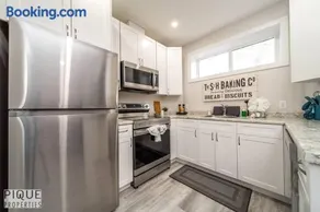 NEW, Mountain Chic Suite, Whyte Avenue, Netflix, WiFi, Sleeps 6 - Image 5