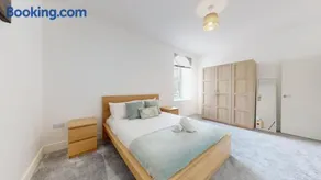 Spacious three bedroom apartment with Valley views - Image 4