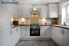 Peaceful 3 Bed Rugby Family Home Contractor Friendly Near Amenities - Image 4