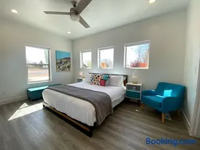 Timber & Tin E 2Bed 2Bath w Pool & Rooftop Deck - Image 4