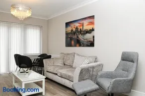 Luxury 5 Star apartments, Parking, Garden, near Metro Stations 10-15mins to London - Image 3