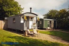 Lomu - Cosy Coastal Shepherd's Hut with Log-Burner and WiFi - Image 1