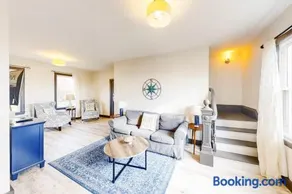 Newly Renovated Haven w/ Deck, Walk to Shops, Dining & Marina, Pet friendly - Image 1