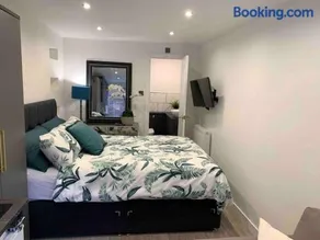 Lux Private Entrance 1 bed Studio - Free Parking - ideal for COOP Live, MCR City Centre, Salford Royal Hospital & Buile Hill Mansion wedding venue - Image 2