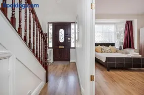 Lovely 4 Bedrooms House Near Romford Station With Parking - Image 1