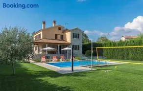 Spacious Villa Nikka with Beautiful Garden and Pool - Image 3