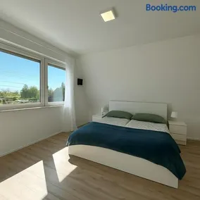 Sunset - Spacious Family Retreat - Image 4