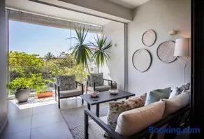 Easy Walk to Stunning La Preneuse Beach - Modern 3 Bedroom Apartment - Image 4