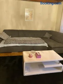 Apartment 100 m zwei Schlafzimmer Bad eigenes Badezimmer Erdgeschoss Parkplatz - Image 1