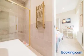 Luxury Boutique Suites Near City Centre - Image 4