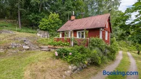 Traditional Swedish Torp Lake Access & Free Boat - Image 1