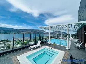 Million-Dollar Iconic Lakeview Downtown Signature 2-Bedroom Loft with rooftop - Image 1