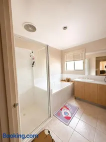 Family Townhouse in Wantirna 3Bedrooms - Image 3