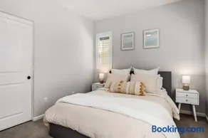 GOODE HOMES Luxury Villa with Community Pool and Spa - Image 5