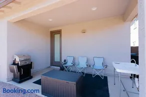 Modern Desert Home-Great for families & groups, near golf, hiking, and city fun, Private in-law suite with own entrance also available separately - Image 2