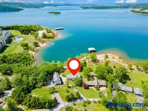 Red Bud Cove Lakefront Farm House on Table Rock Lake - Image 2