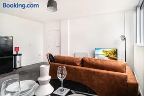 Modern 1BR Near Wrexham Stadium & City Centre - Image 3