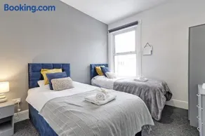 4-Bedroom Family Home with Parking I 5 Minutes from Southend Station - Image 1