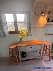 Orchard Shepherds Hut - Image 5