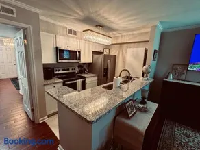 Gorgeous Condo across from Vet School - Image 1