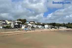 Stylish Saundersfoot Top Floor 2-Bed Seaview Apartment, Balcony & Parking - Image 2