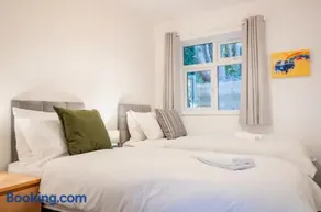 Host & Stay - Croydon Road Apartments - Image 3