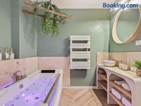L'Evasion Tropicale - idéal couple - plein centre - sauna - baignoire balnéo LED 2 places - TV 4K Ambilight 130cm - parking gratuit à 2 pas du logement - wifi - maison médiévale sur 2 étages - entièrement rénovée 37m2 - Image 2