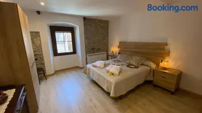Pis turístic de 170 m2 a la plaça Porxada de Bagà - Image 3