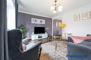 Dwellers Delight Living Ltd Serviced Accommodation, Chigwell, London 3 bedroom House, Upto 7 Guests, Free Wifi & Parking - Image 2
