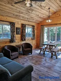 The Pines Cottage Resort - Image 4