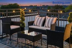 Dallas 2BR - Pool, Balcony, Workspace & Free Park - Image 5