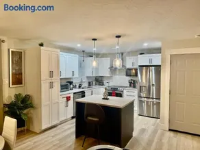 Platinum Homes , Stylish 3BR Home,4 Min to YQM Airport, Sleeps 10 Free Parking - Image 1