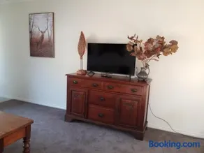 Bright Deluxe No.1 TOWNHOUSE ACCOMMODATION - Image 3