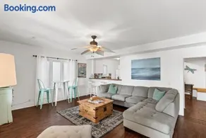Crystal Beach Stunning Waterfront Stay with Fire Pit - Image 2