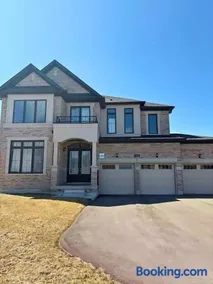 New Luxury 4BR Retreat 20 Min to Friday Harbour - Image 1