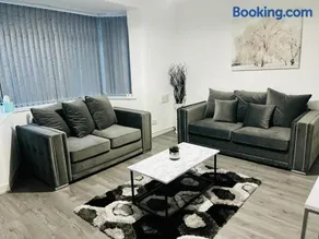Beautiful and Homely 3 Bed House With FREE Parking So Close To Man City and City Centre - Image 4