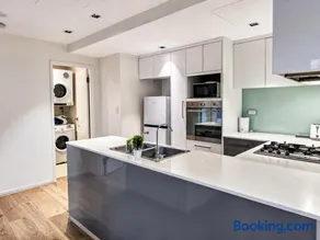 Modern Ultimo 2BR 2BA Apartment with Parking - Image 1