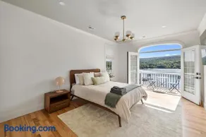 Lakeview Villa with Private Hot Tub, Firepit & Breathtaking Cliff Views - Image 2