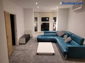 3 Bedroom Victorian Detached 6 beds Central Location 2x Long Parking Bays The Railway pub Nearby - Image 3